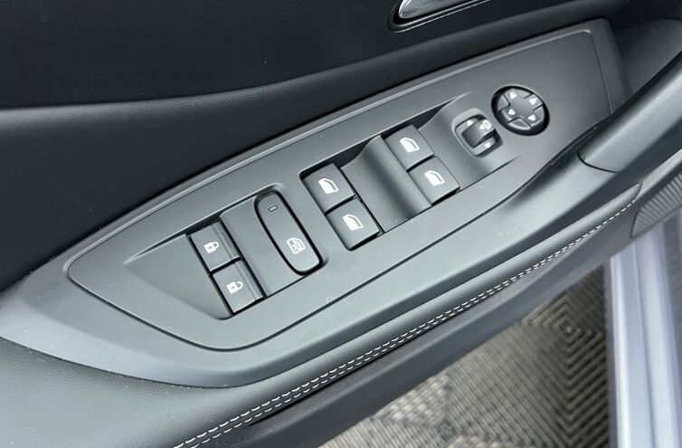 PEUGEOT 308 Berline Hybride rechargeable Essence