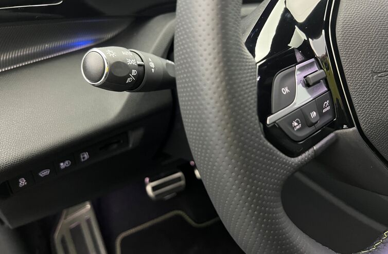 PEUGEOT 308 Berline Hybride rechargeable Essence