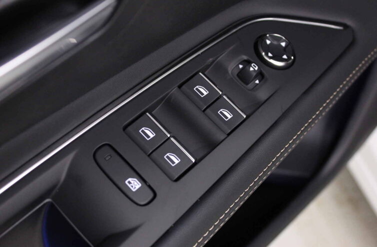 PEUGEOT 3008 SUV Hybride rechargeable Essence