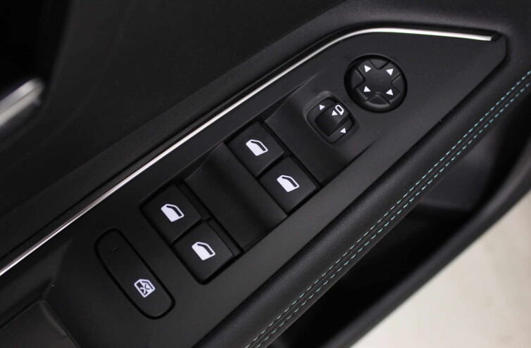 PEUGEOT 3008 SUV Hybride rechargeable Essence