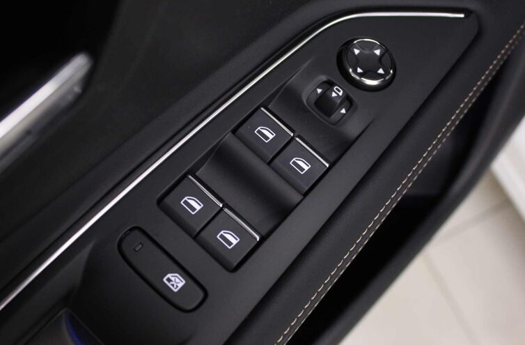 PEUGEOT 3008 SUV Hybride rechargeable Essence