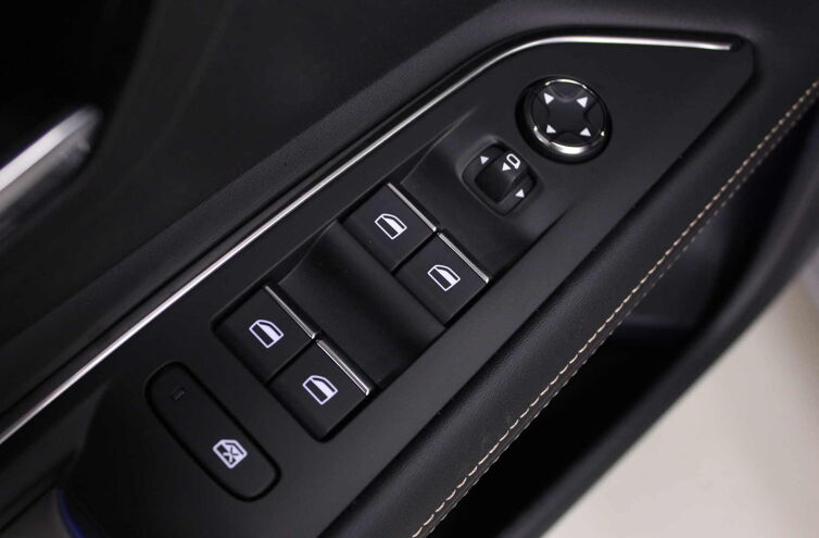 PEUGEOT 3008 SUV Hybride rechargeable Essence