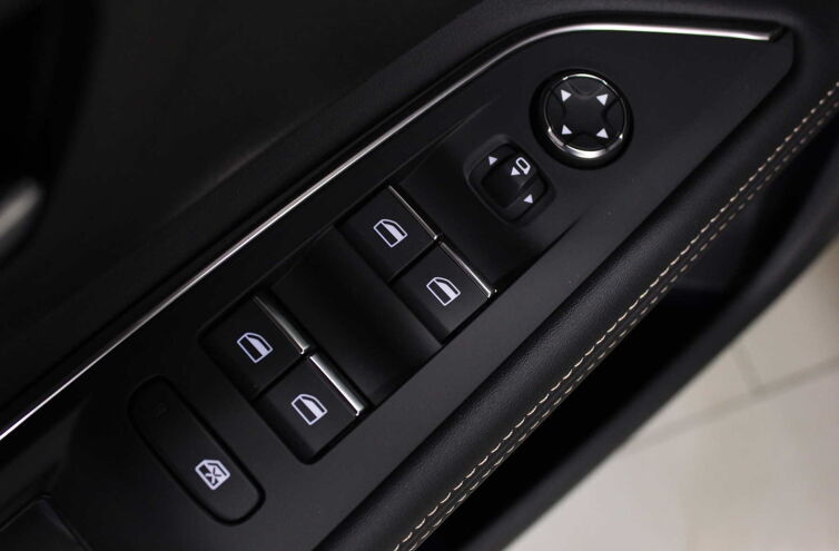 PEUGEOT 5008 SUV Essence