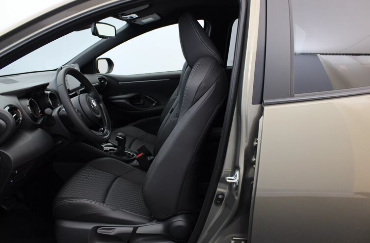TOYOTA Yaris Berline Hybride Essence
