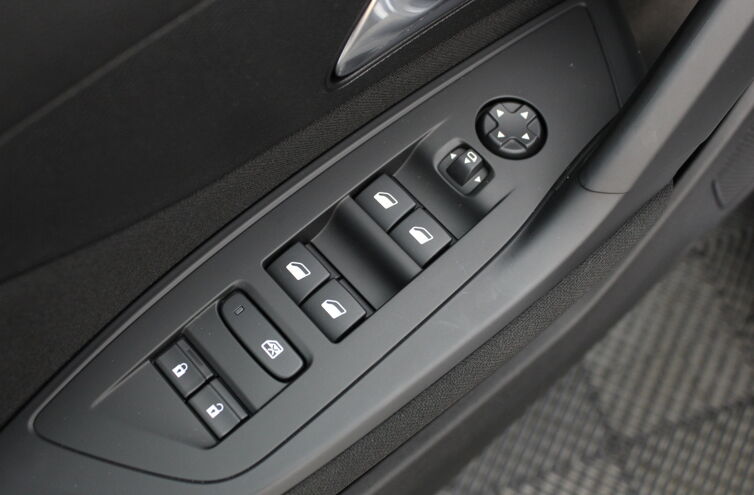 PEUGEOT 308 Berline Essence