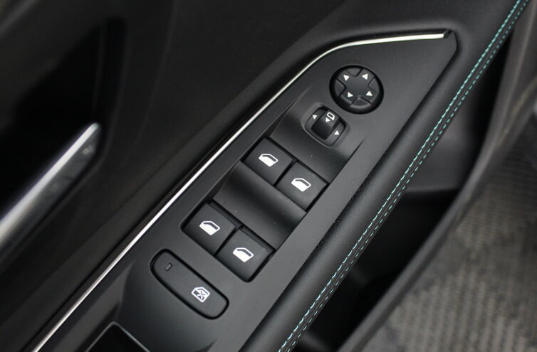 PEUGEOT 5008 SUV Essence