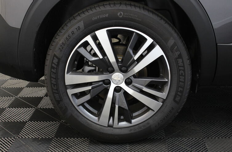 PEUGEOT 5008 SUV Essence