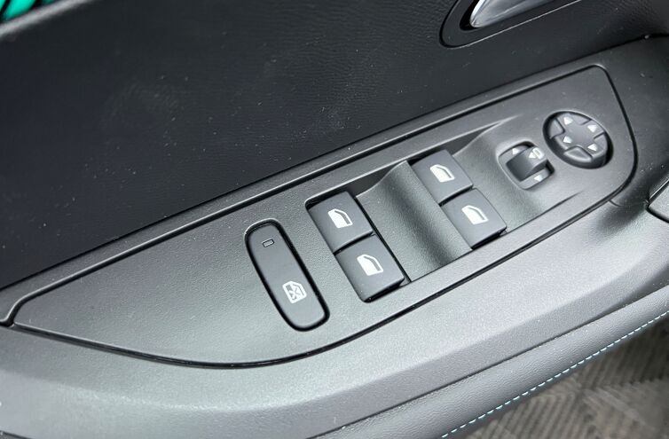 PEUGEOT 2008 SUV Essence