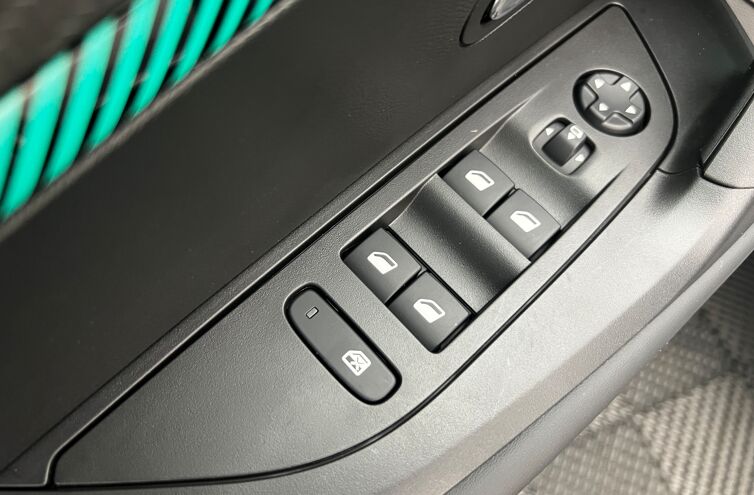 PEUGEOT 2008 SUV Essence