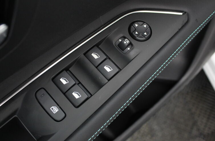 PEUGEOT 3008 SUV Hybride rechargeable Essence