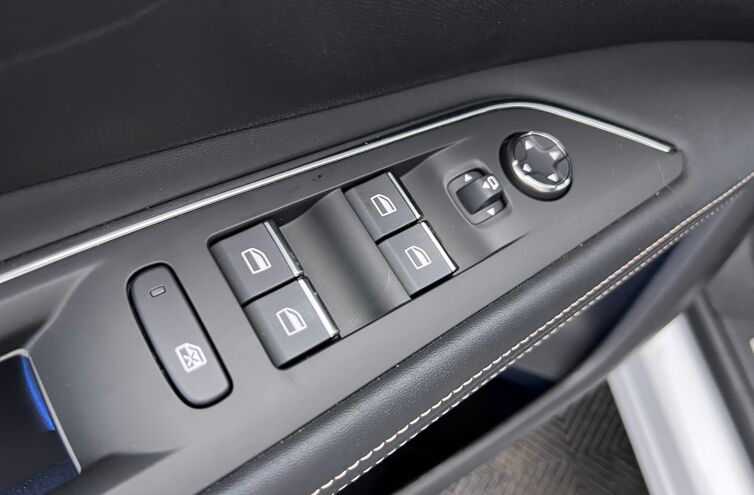 PEUGEOT 3008 SUV Hybride rechargeable Essence