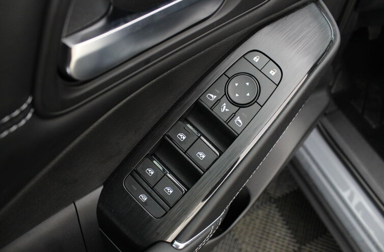 NISSAN Qashqai SUV Essence Hybride