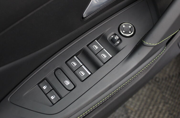 PEUGEOT 308 Berline Hybride rechargeable Essence