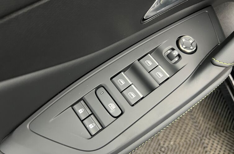 PEUGEOT 308 Berline Hybride rechargeable Essence