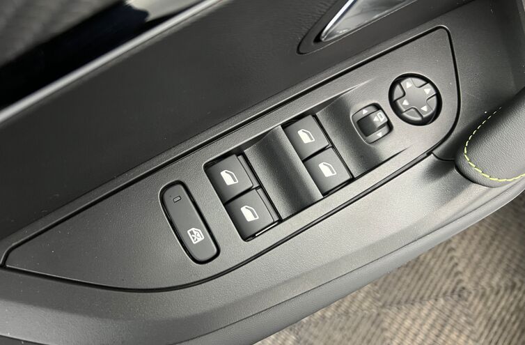 PEUGEOT 2008 SUV Essence