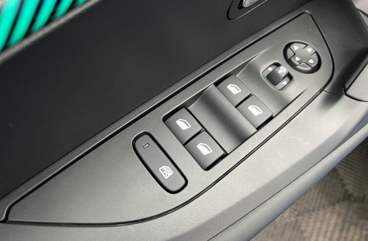 PEUGEOT 2008 SUV Essence