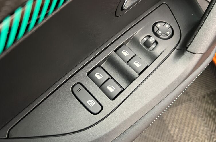 PEUGEOT 2008 SUV Essence