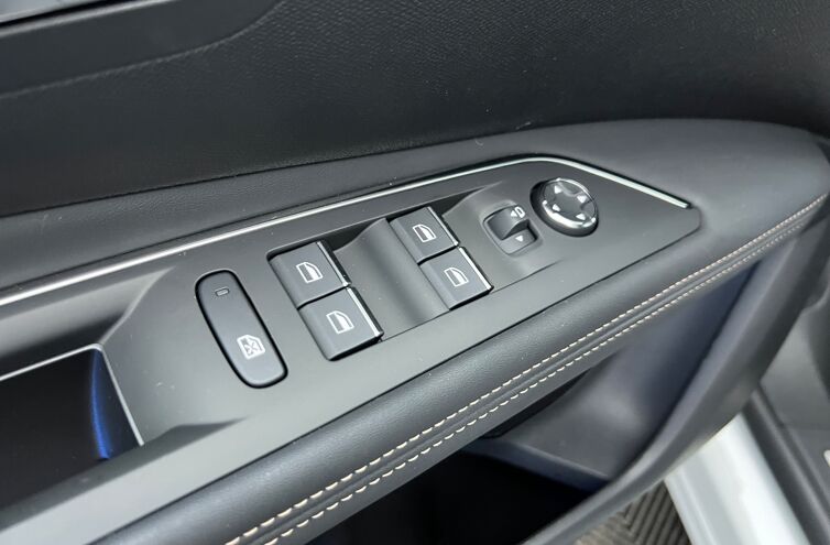 PEUGEOT 3008 SUV Essence