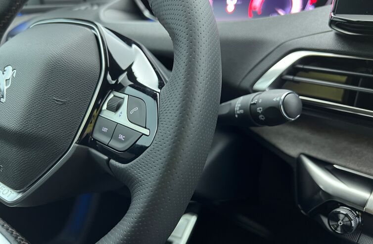 PEUGEOT 3008 SUV Essence