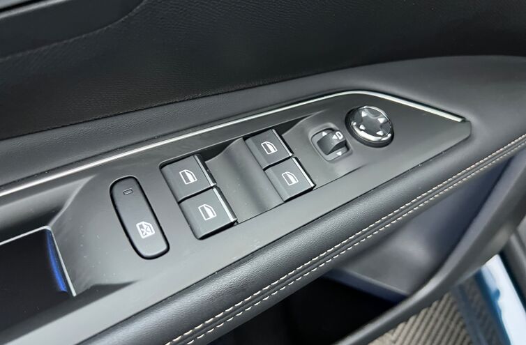 PEUGEOT 3008 SUV Essence