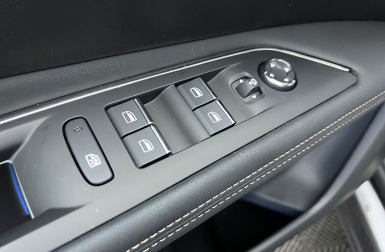PEUGEOT 3008 SUV Essence