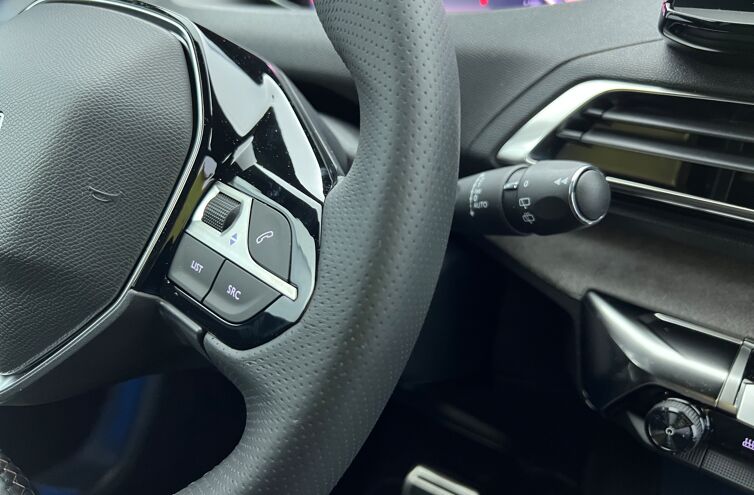 PEUGEOT 3008 SUV Essence