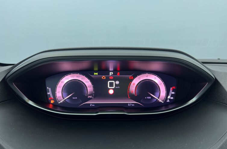 PEUGEOT 5008 SUV Essence