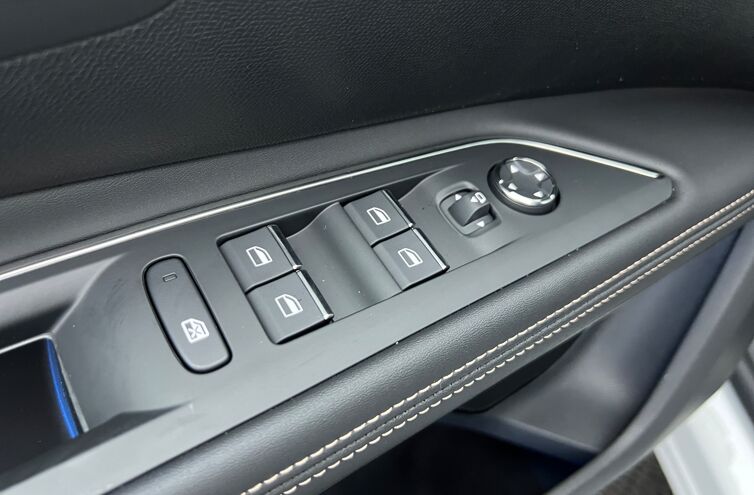 PEUGEOT 5008 SUV Essence