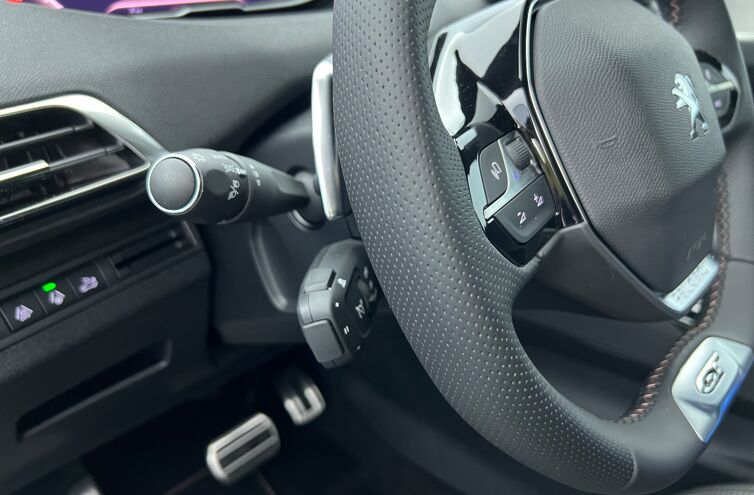 PEUGEOT 5008 SUV Essence