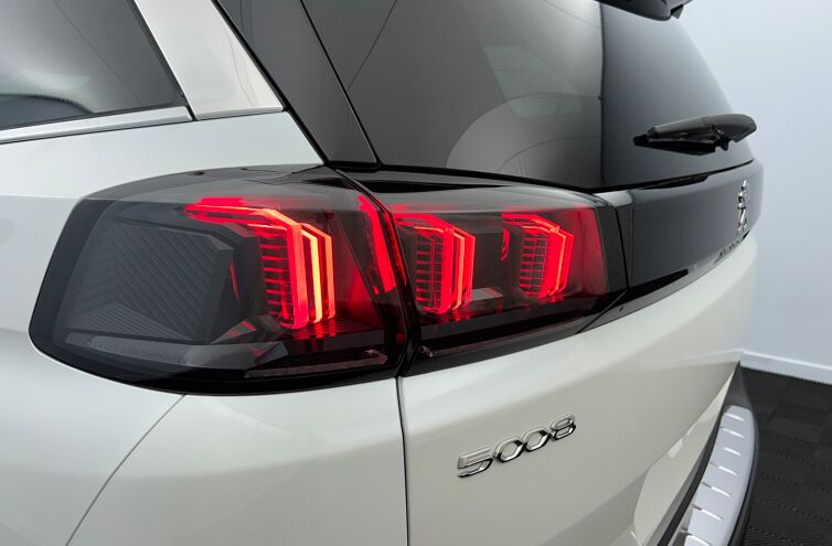 PEUGEOT 5008 SUV Essence