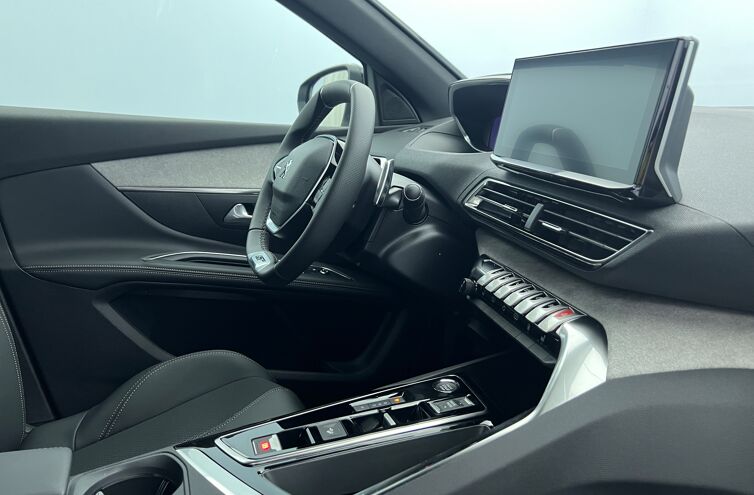 PEUGEOT 5008 SUV Essence