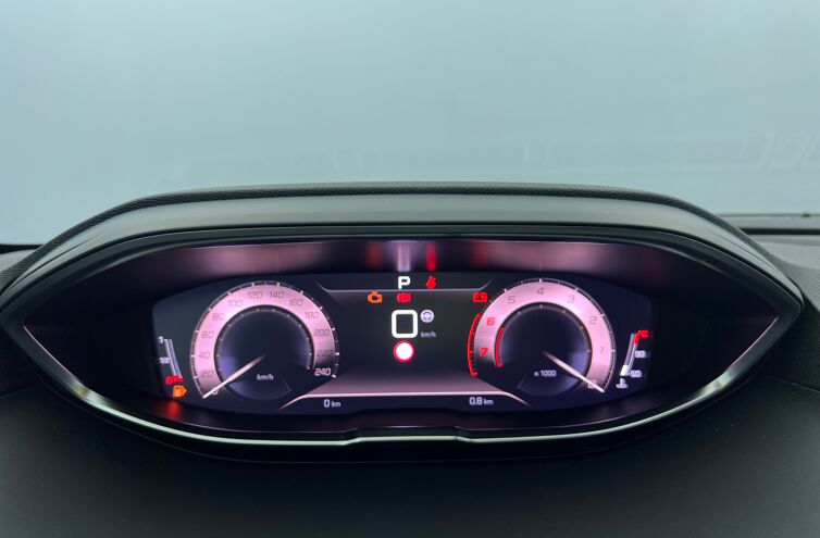 PEUGEOT 5008 SUV Essence
