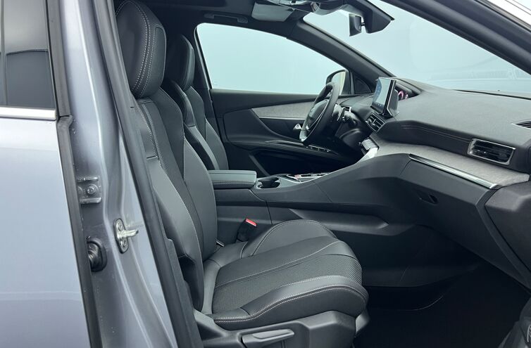 PEUGEOT 5008 SUV Essence