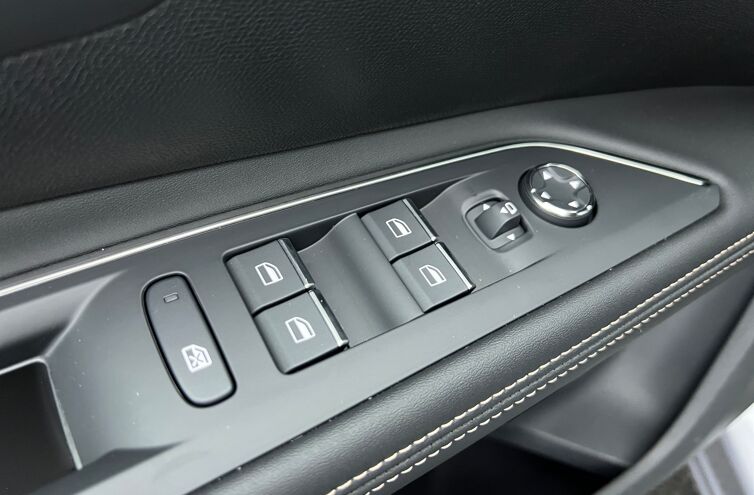 PEUGEOT 5008 SUV Essence