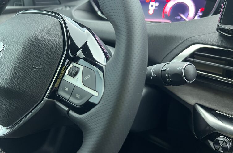 PEUGEOT 5008 SUV Essence