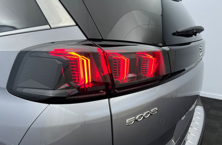 PEUGEOT 5008 SUV Essence