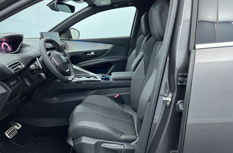 PEUGEOT 5008 SUV Essence