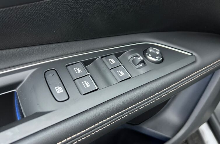 PEUGEOT 5008 SUV Essence