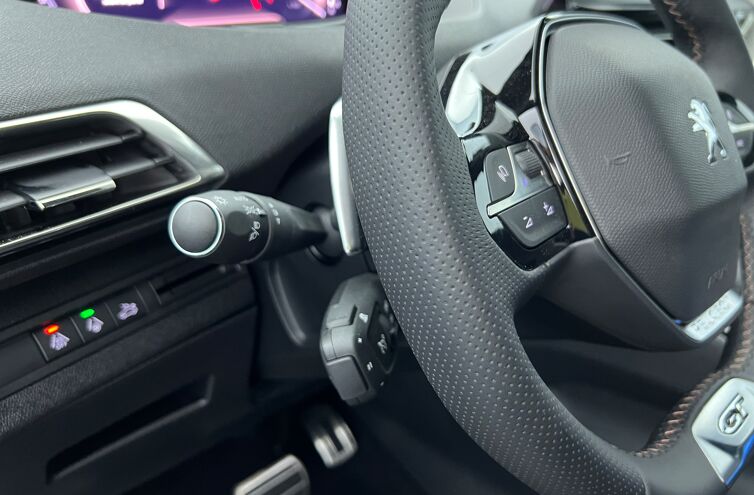 PEUGEOT 5008 SUV Essence