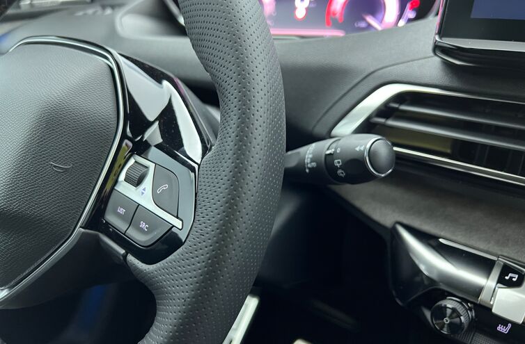 PEUGEOT 5008 SUV Essence