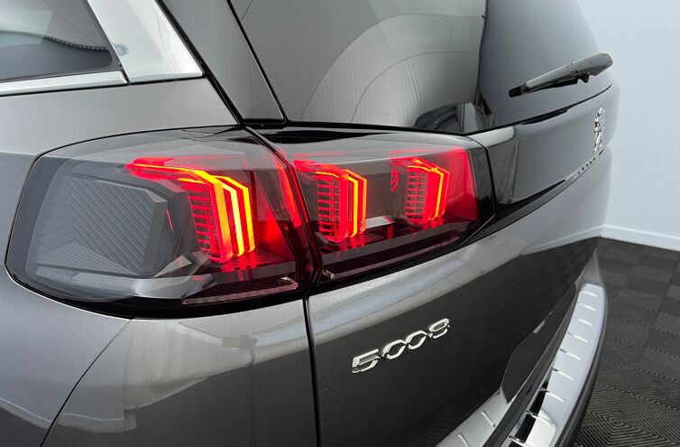 PEUGEOT 5008 SUV Essence