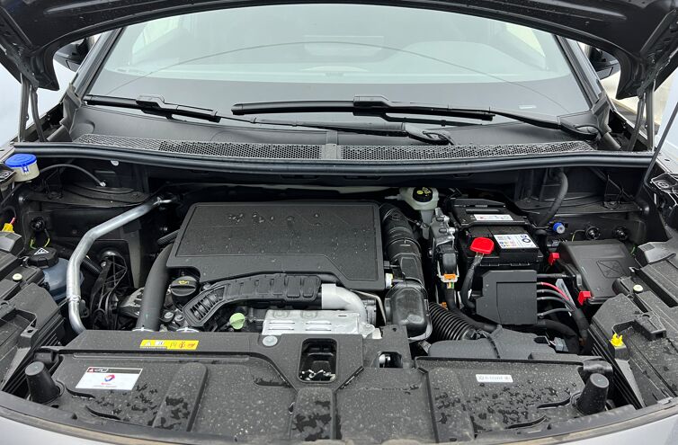 PEUGEOT 5008 SUV Essence