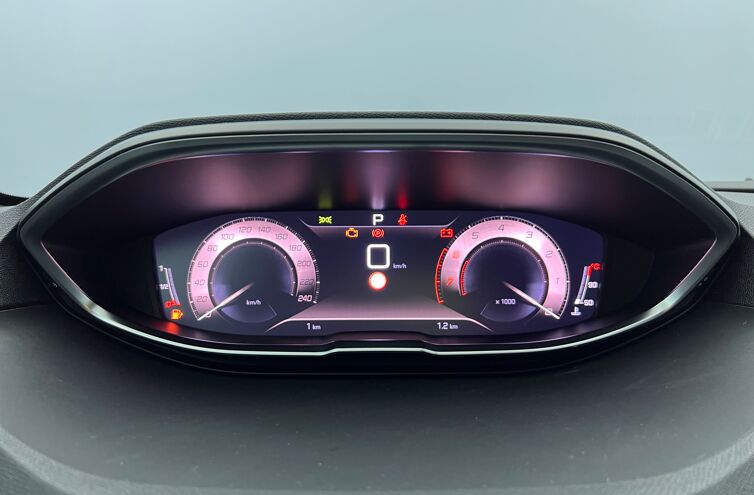 PEUGEOT 5008 SUV Essence