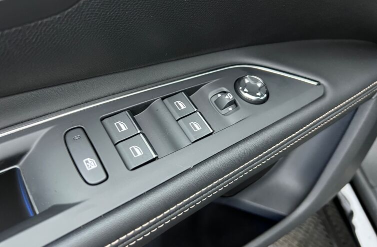 PEUGEOT 5008 SUV Essence