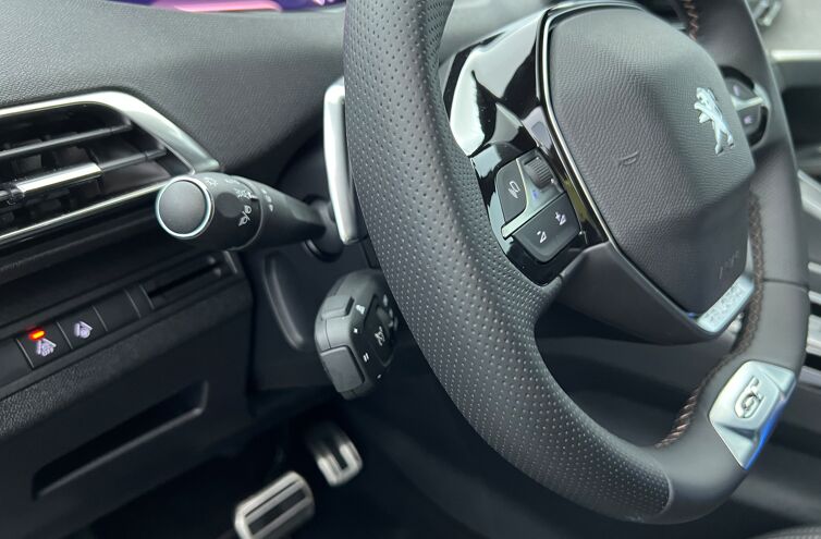 PEUGEOT 5008 SUV Essence