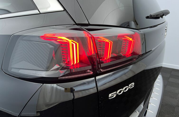 PEUGEOT 5008 SUV Essence