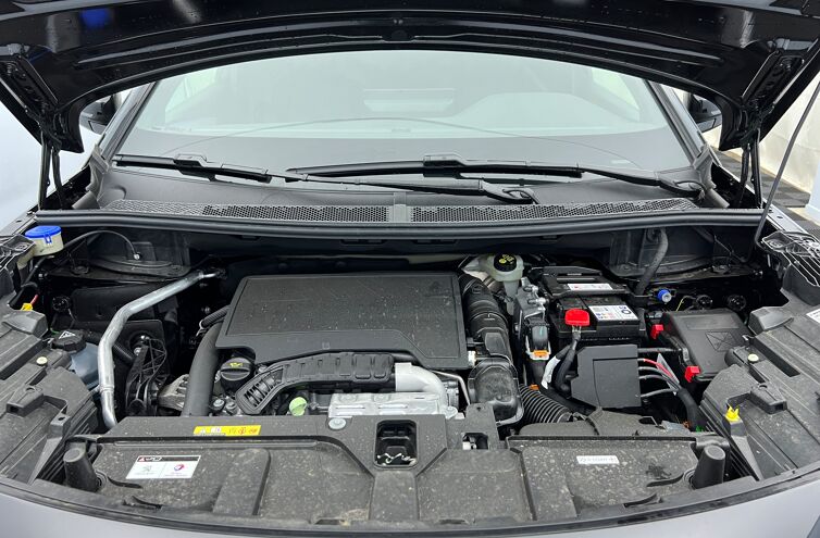 PEUGEOT 5008 SUV Essence