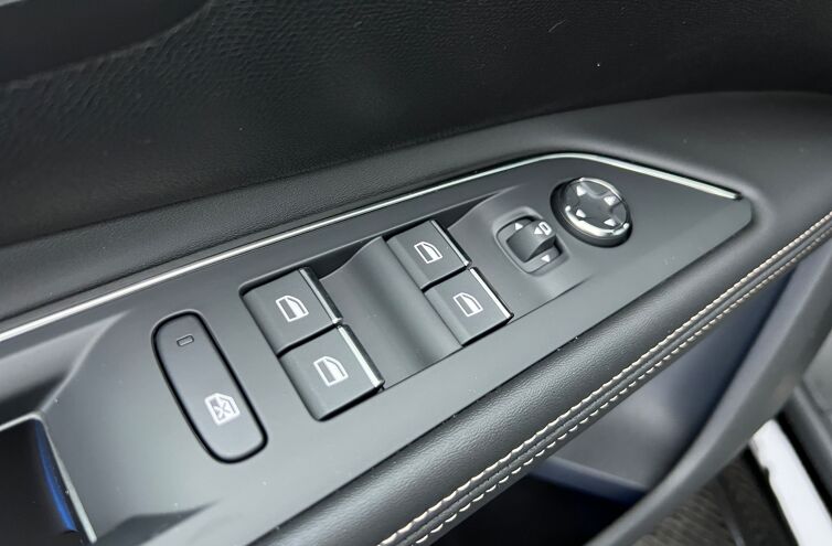 PEUGEOT 5008 SUV Essence