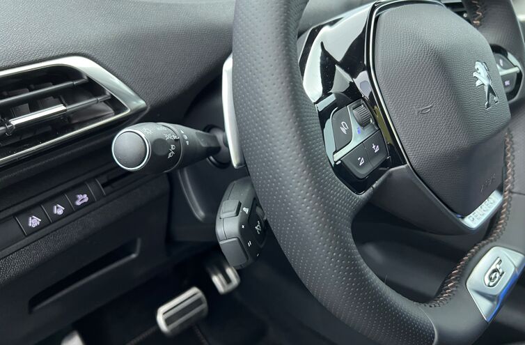 PEUGEOT 5008 SUV Essence