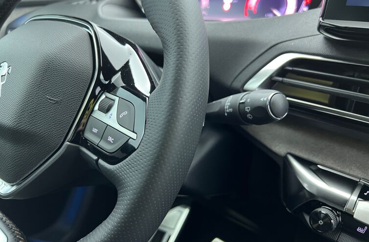 PEUGEOT 5008 SUV Essence